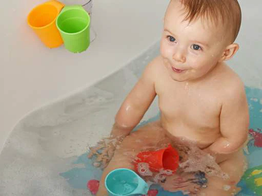 Bébé dans le bain avec des jouets