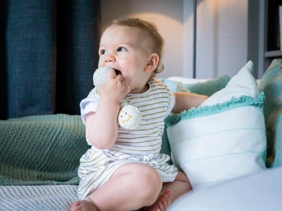 Bébé avec un doudou dans la bouche