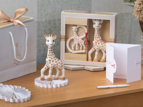 Un coffret cadeau sur une table