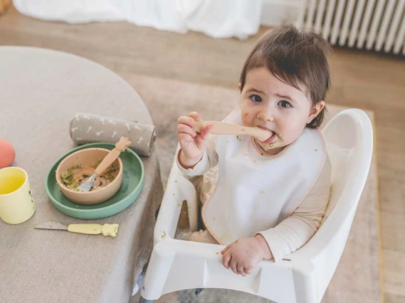 Un bébé sur une chaise en train de manger