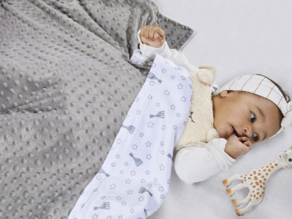 Un bébé dans un lit